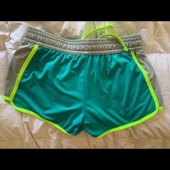 Bright Nike shorts - Picture 4 of 4